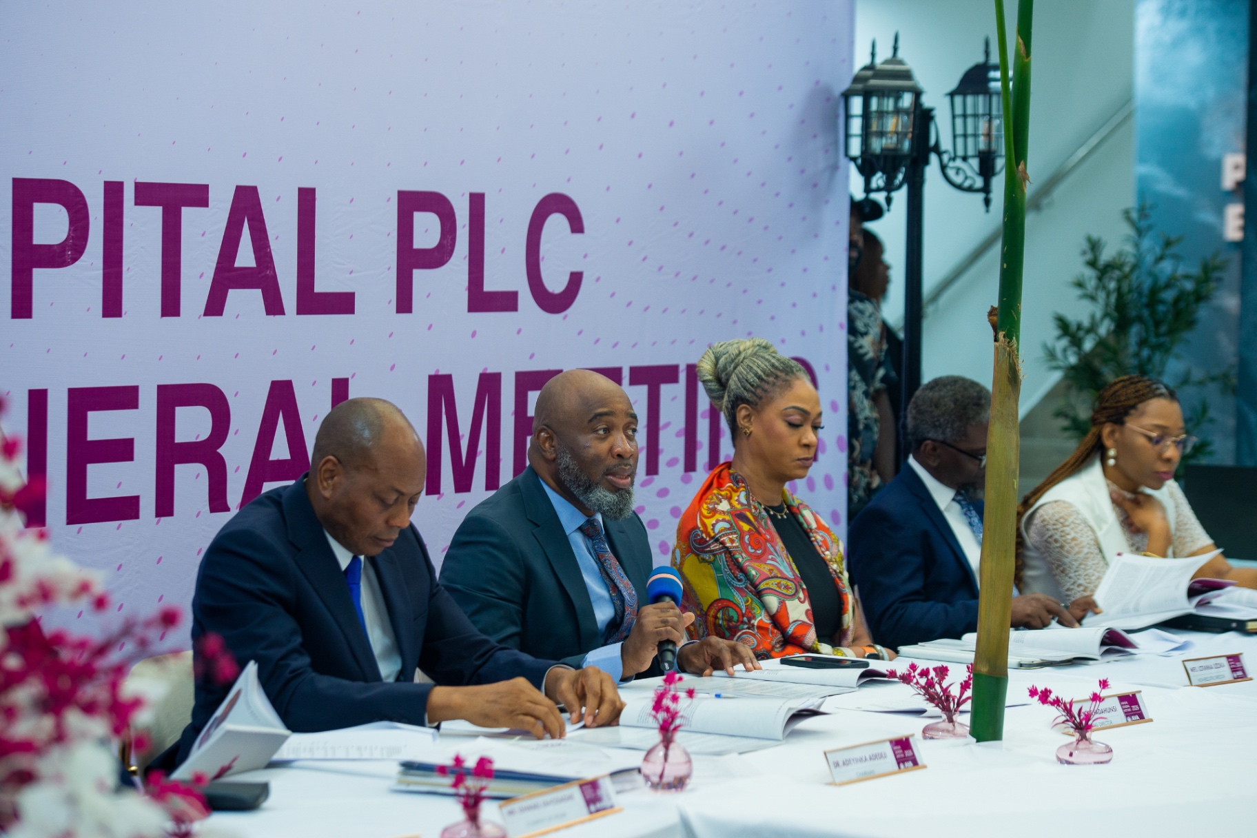 MD/CEO addressing shareholders